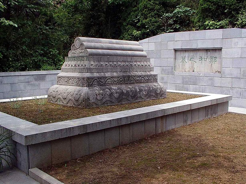 799px-Zheng_He%27s_tomb%2C_Nanjing.jpg