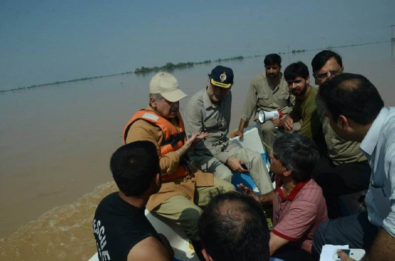 Shahbaz-Sharif-visist-flood-hit-area-Jalalpur-Bhatian.jpg