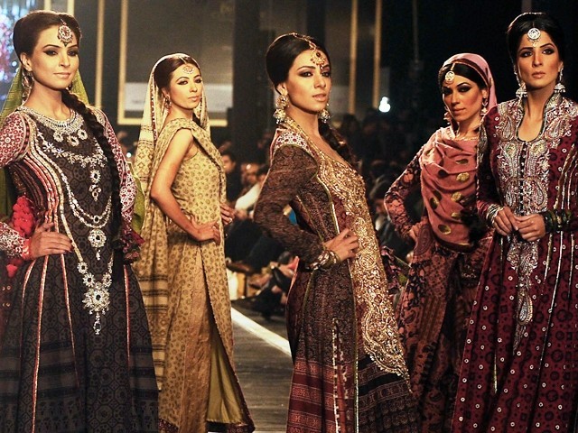 fashion-Lahore-Nomi-Ansari-12-AFP-640x480.jpg