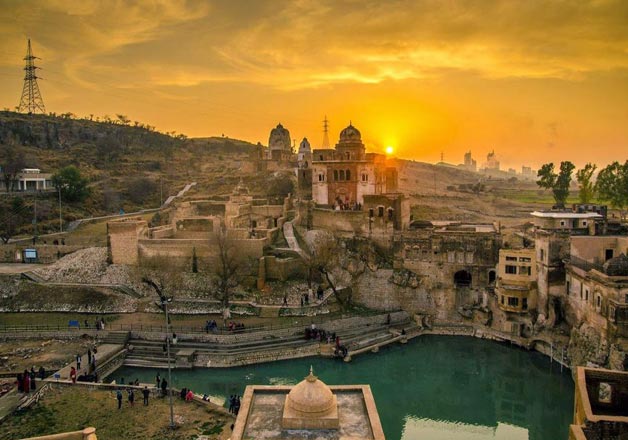 1434806626katasraj-temple-pakistan.jpg