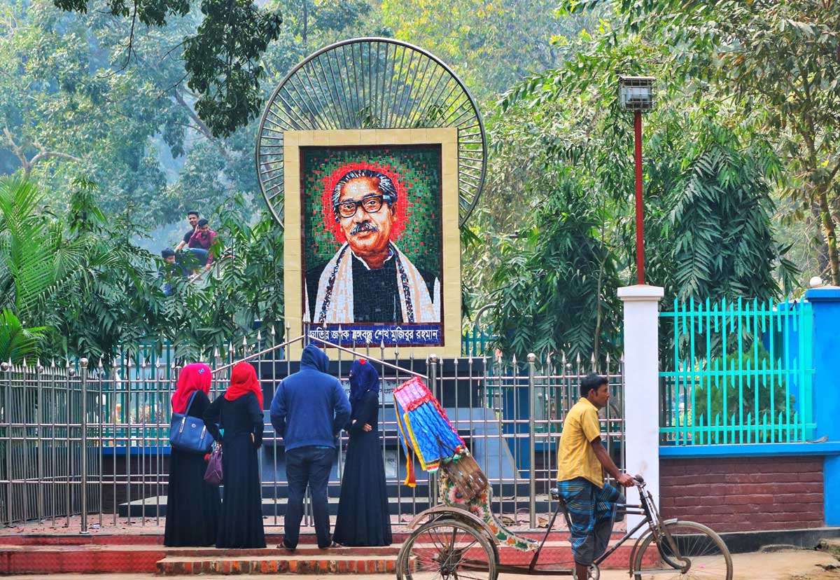 Bangabandhu Sheikh Mujibur Rahman mural at Cumilla Pourosova Park, Dharmasagar, Cumilla. Image: Wiki Commons/Shahidul Hasan Roman.