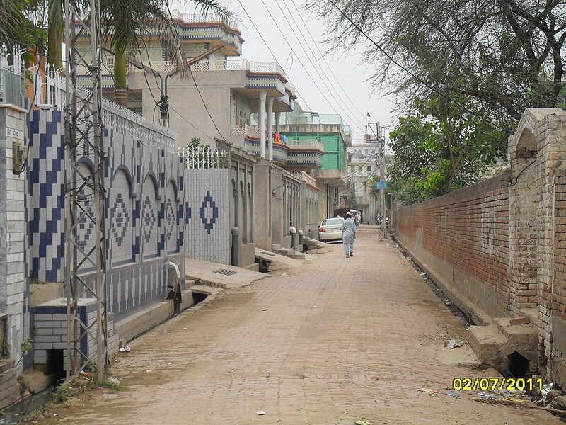 800px-Street_view_of_dhunni.JPG