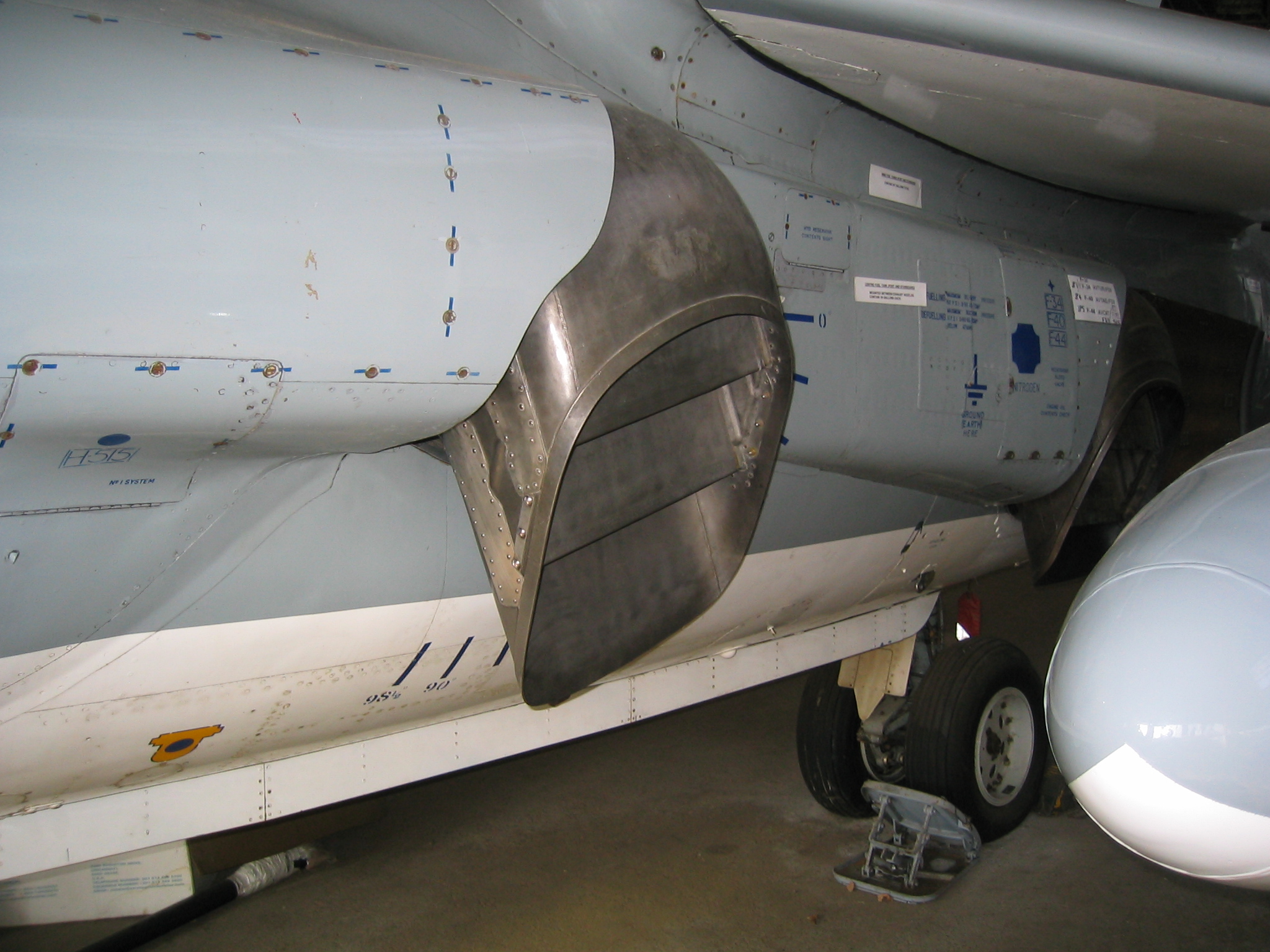 Harrier_vectored_thrust_nozzle.JPG