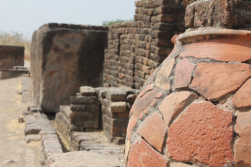 800px-Earthen_Pot_at_Lothal.JPG