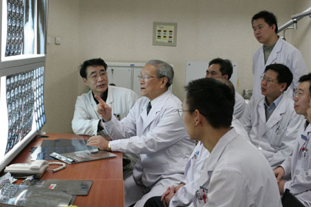 chinese-doctors-review-discuss-x-rays.jpg