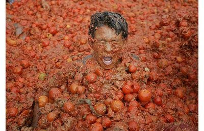 LaTomatina_tomato_fight_festival_14.jpg