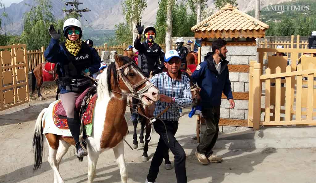 Chinese-Tourists-in-Hunza-1.jpg