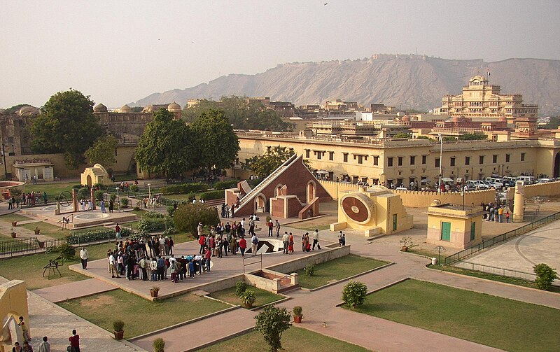 800px-Jantar_Mantar_at_Jaipur.jpg