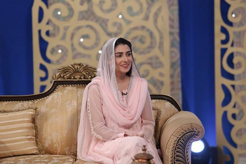 Ayeza-Khan-and-Ayesha-Khan-in-Ramadan-Show.jpg