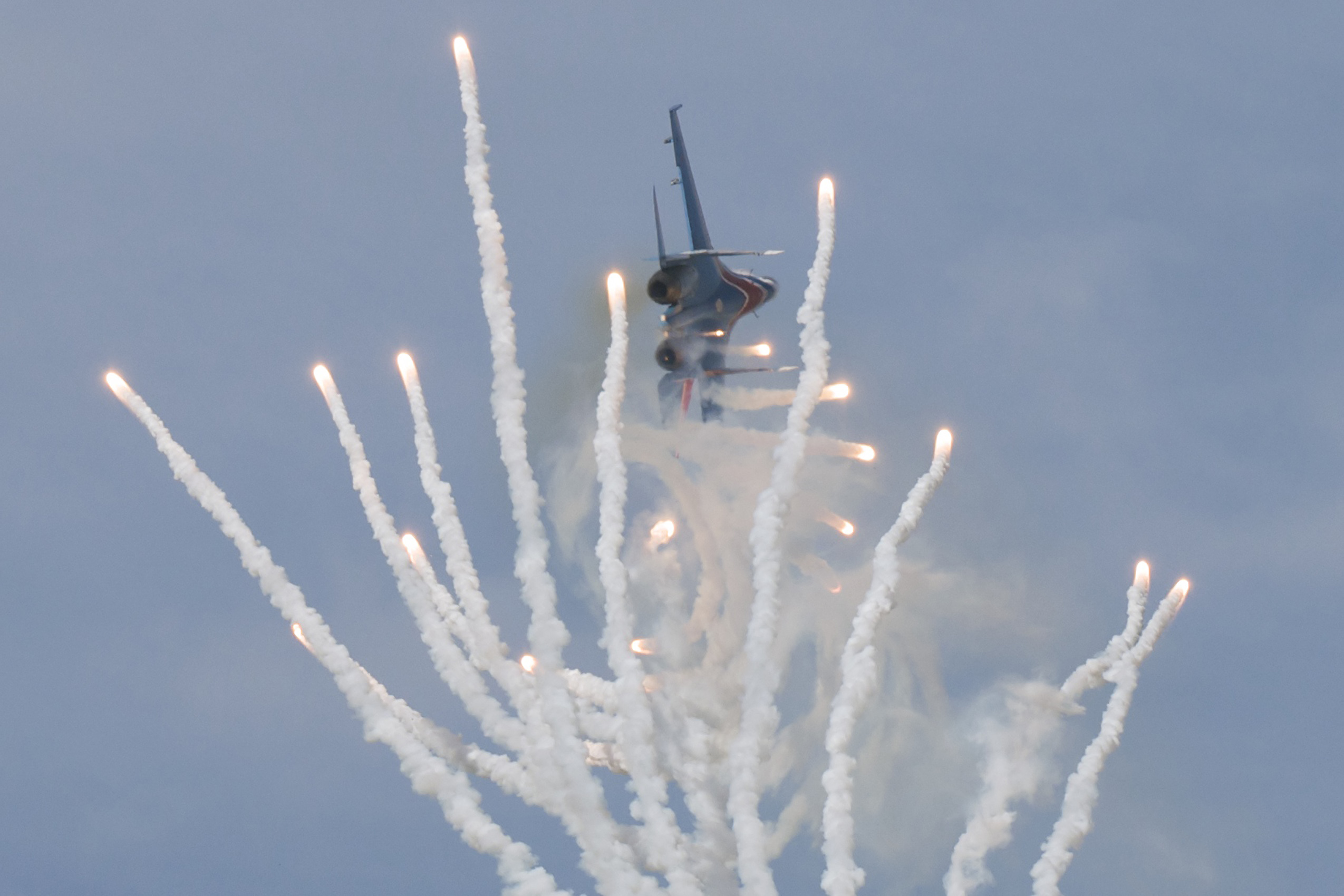 su-27-fighter-asymmetrically-deflected-tailplanes.jpg