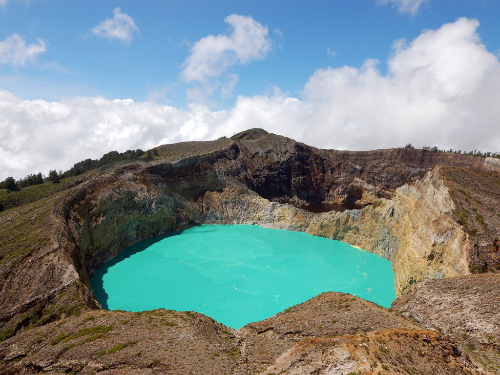 Kelimutu_Flores_Indonesia.jpg