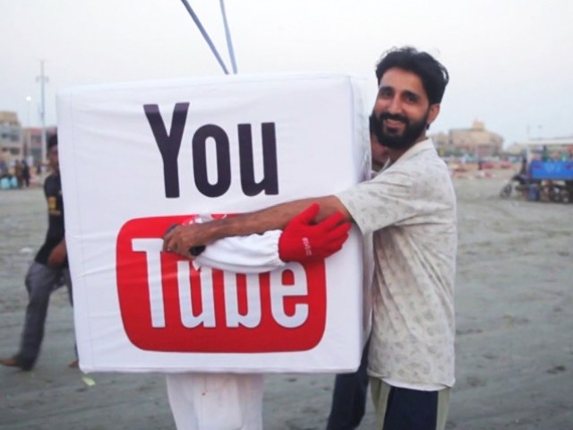 653838-youtubehug-1389182408-442-640x480.jpg