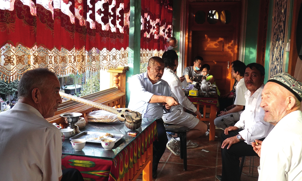 Men enjoy their time in a teahouse in Kashi, Xinjiang. Photo: IC