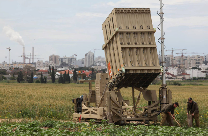 IDF SOLDIERS near The Iron Dome anti-missile system near Ashkelon, 2011. (photo credit: EDI ISRAEL/FLASH90)