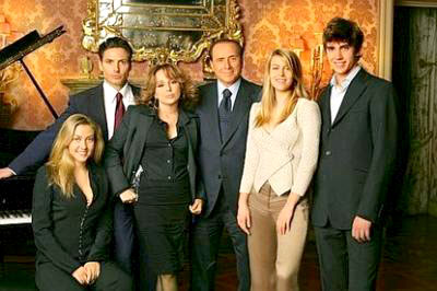 Silvio-Berlusconi-and-his-family.jpg