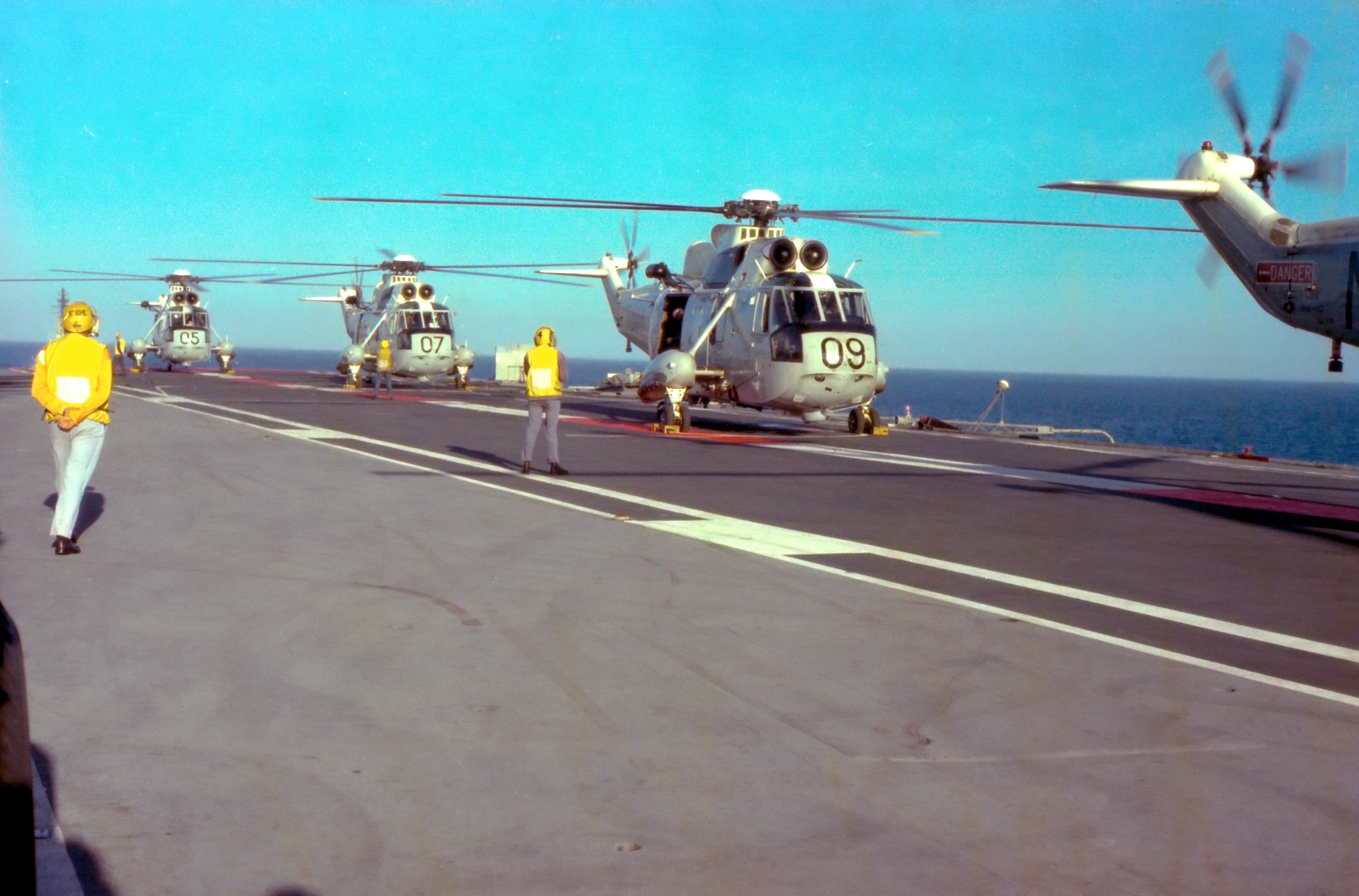 Sea_Kings_on_deck_HMAS_Melbourne_1980.jpg