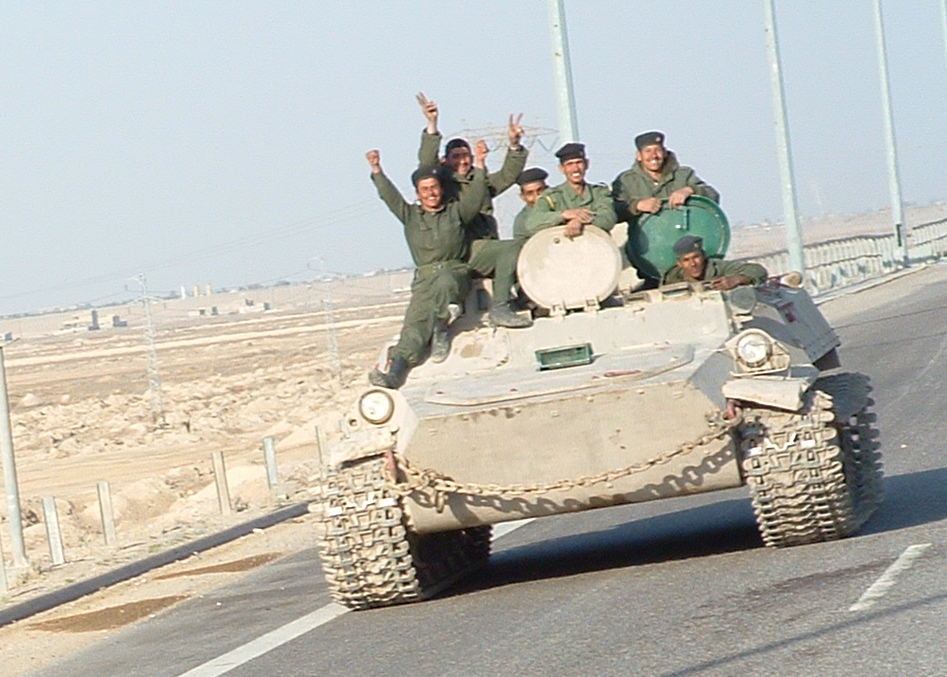 Iraqi_military_men_riding_on_tank.jpg