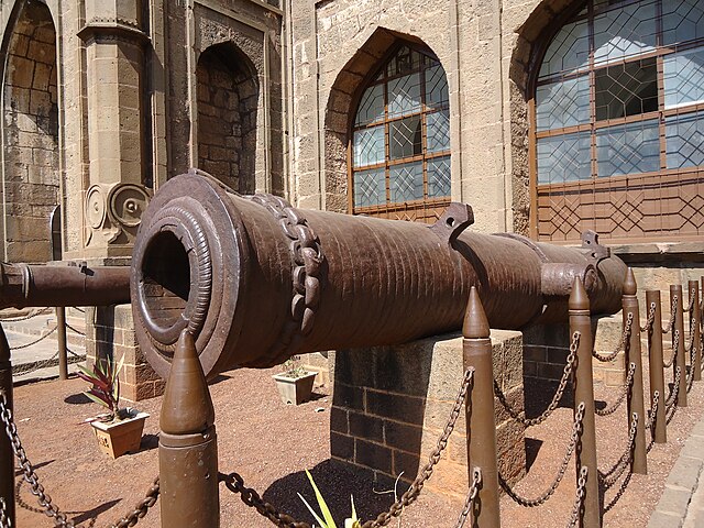 640px-Canon_infront_of_Gol_Gumbaz.JPG