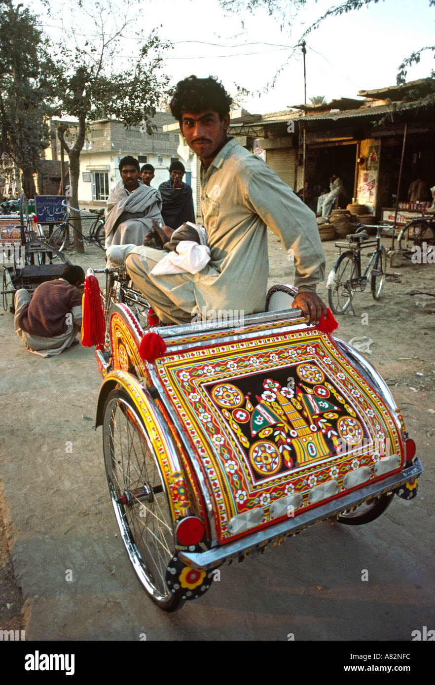 pakistan-south-punjab-bahawalpur-cycle-rickshaw-and-driver-A82NFC.jpg