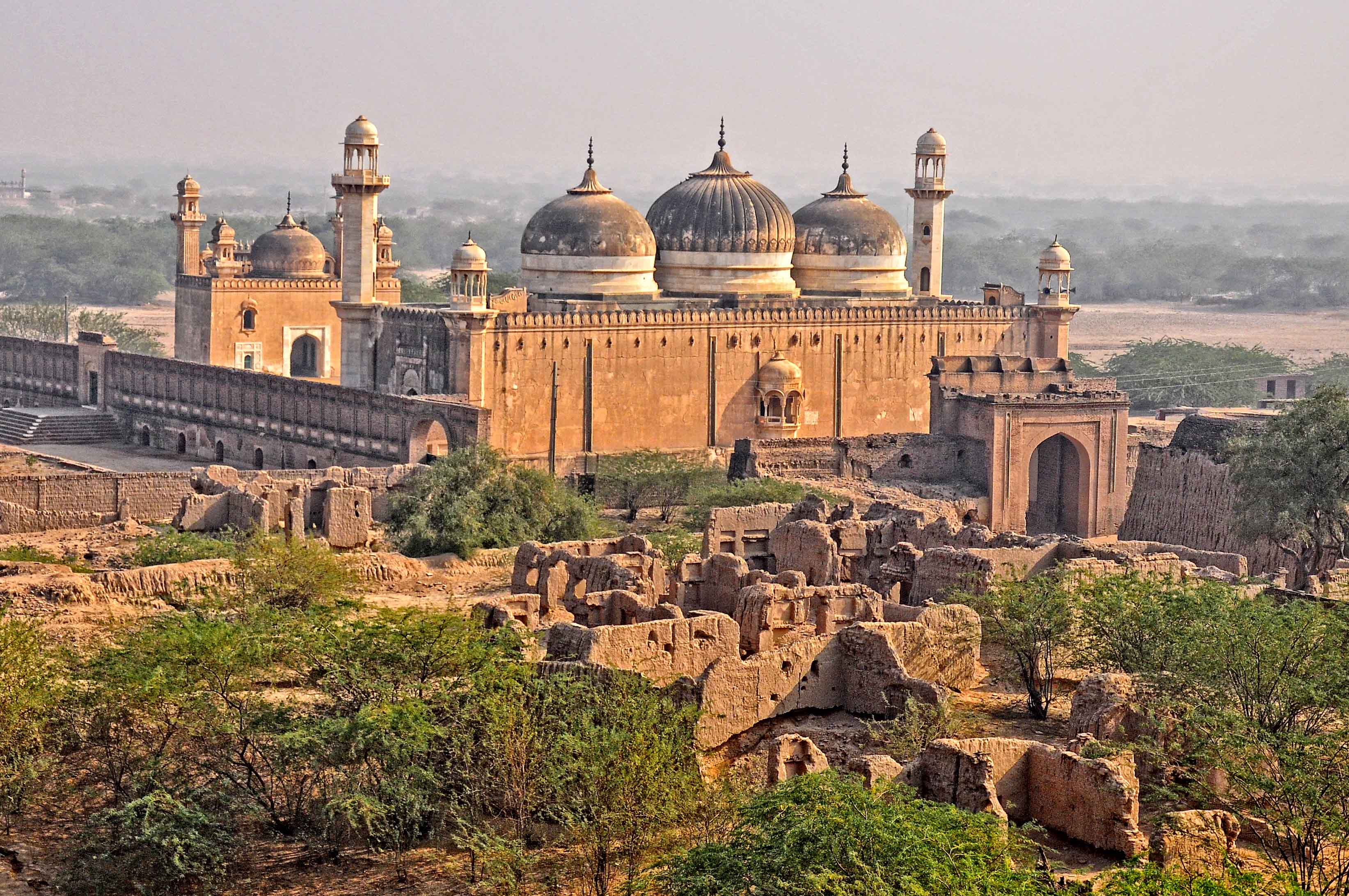 Abbasi_mosque_-_View_from_Derawar_Fort.jpg