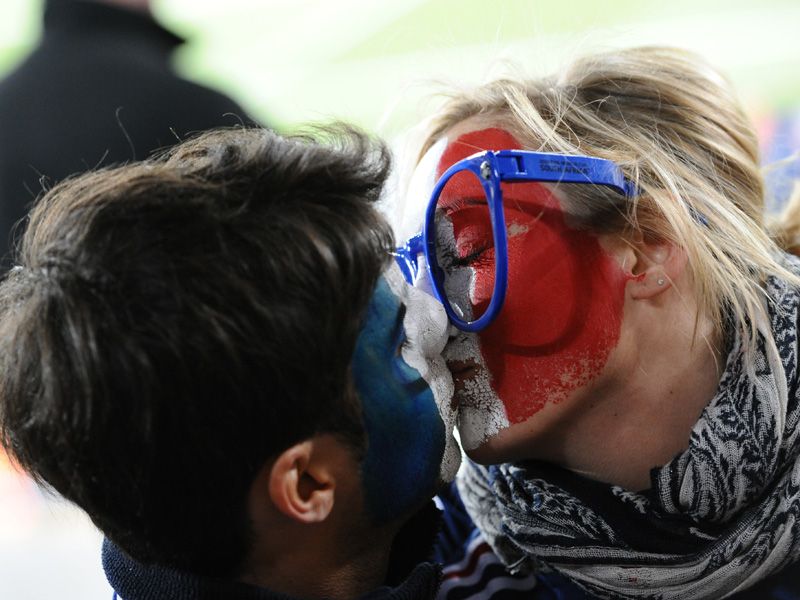 France-v-Mexico-France-fans-kiss-World-Cup-Gr_2466970.jpg