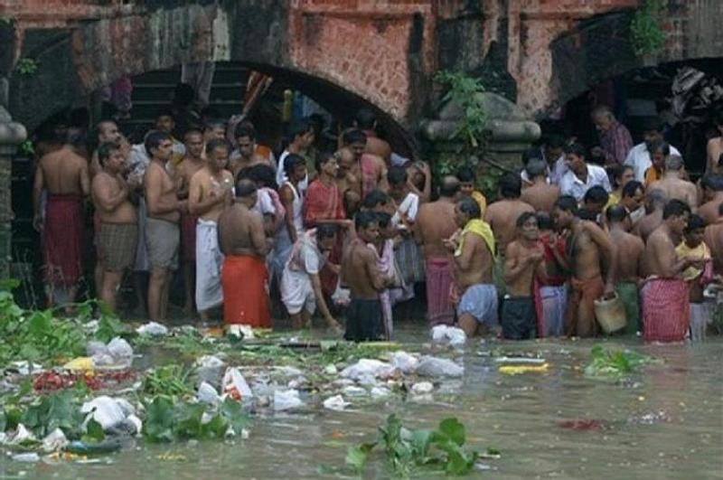 people-bathing-in-ganges.jpg