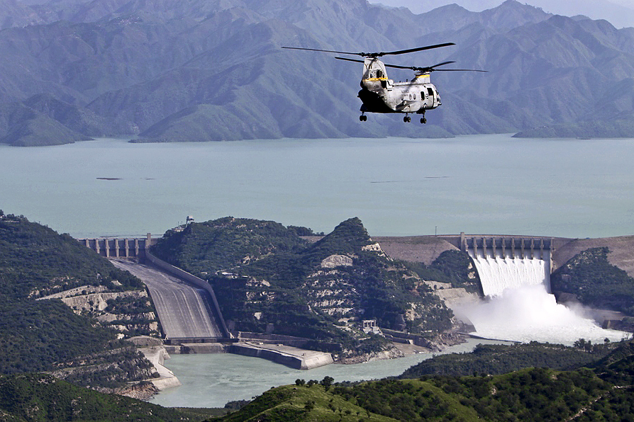 Tarbela_Dam_during_the_2010_floods.jpg