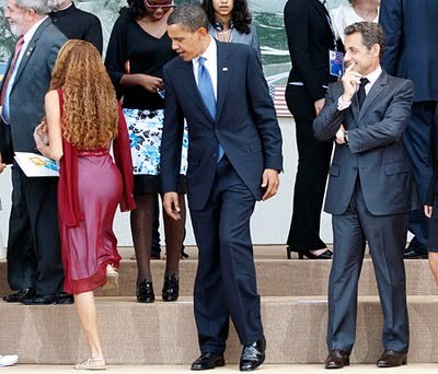 obama-checking-out-girl1.jpg