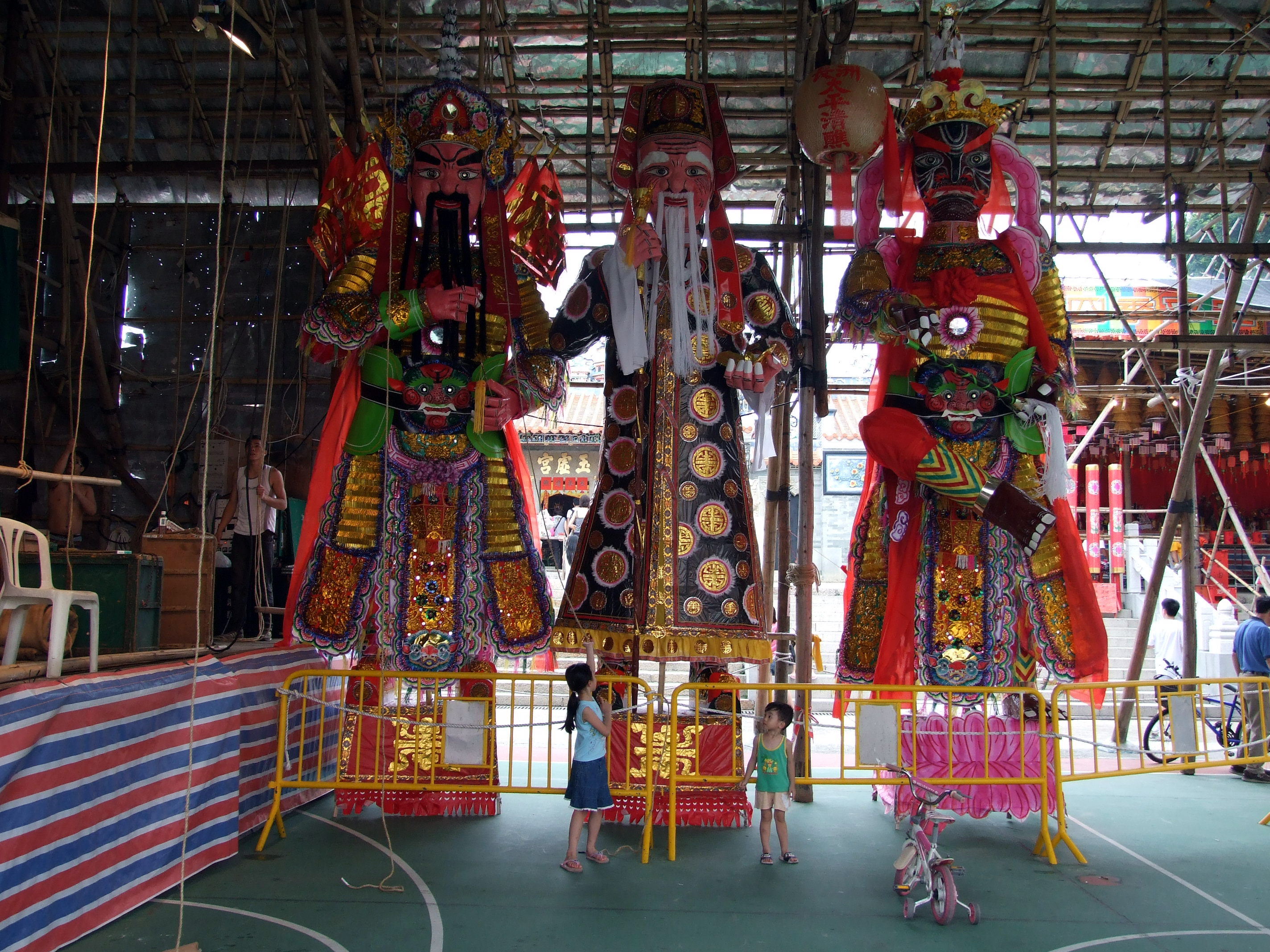 HK_CheungChauDaJiuFestival_TheThreeBigPaperFigurines.JPG