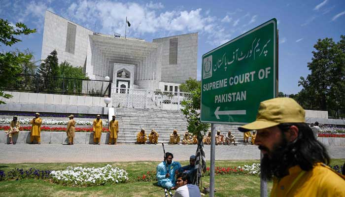 Supporters of parties from Pakistan´s ruling alliance gather near the Supreme Court in Islamabad on May 15, 2023. — AFP