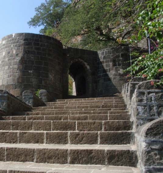 400-steps-up-to-shivneri-fort.jpg