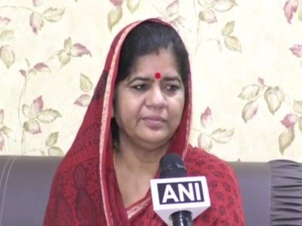 Umm..What? MP Minister Imarti Devi Says That Corona Can't Come Near Her Because She Was Born in 'Gobar & Mitti' | Watch