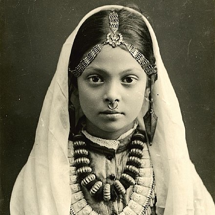 440px-Nepali_woman_1900.jpg