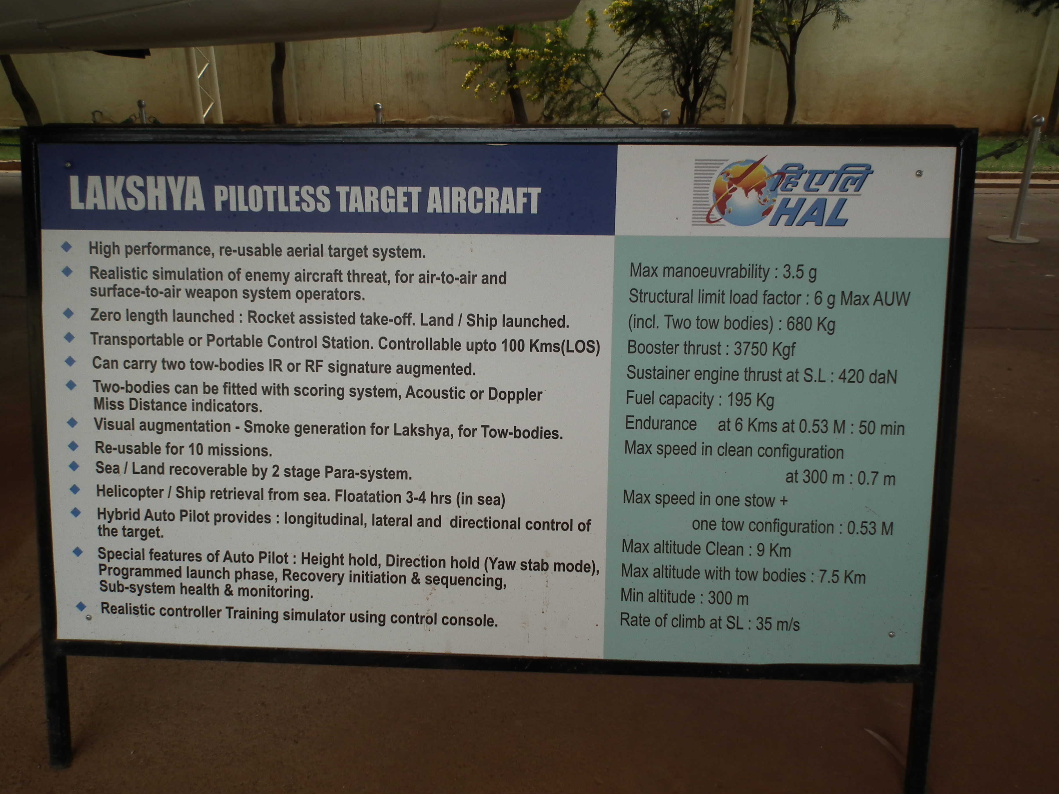 Lakshya_PTA_(pilotless_target_aircraft)_at_HAL_7685.JPG