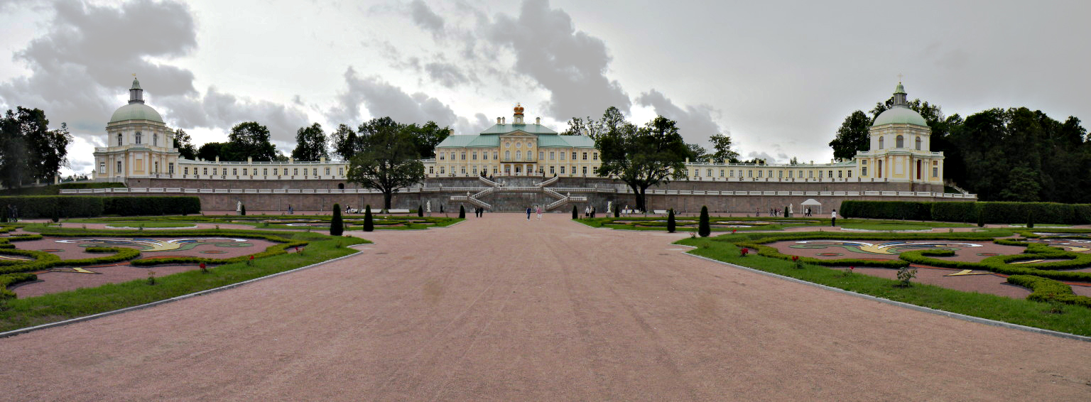 Oranienbaum_._Palace.jpg