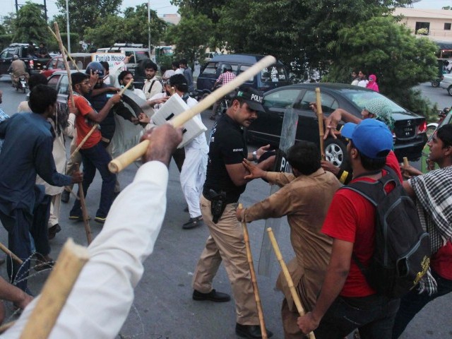 745989-pakistanawamitehreekpolicelahoreclashphotoShafiqMalik-1407520248-590-640x480.jpg