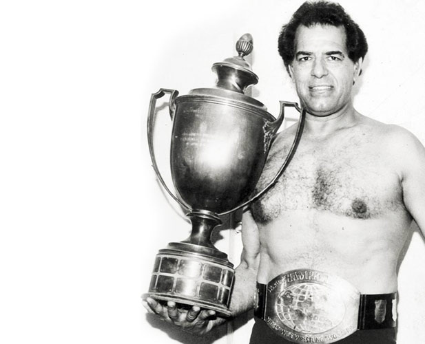 Dara+Singh+with+a+Trophy.jpg