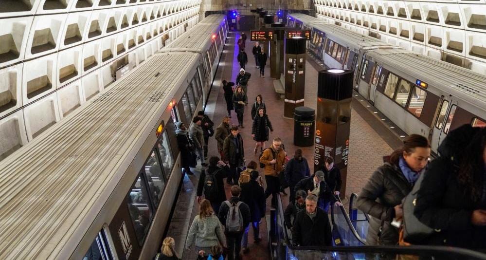 Japanese trains derailed 3 times a day!Washington subway shut down, regret not buying Made in China