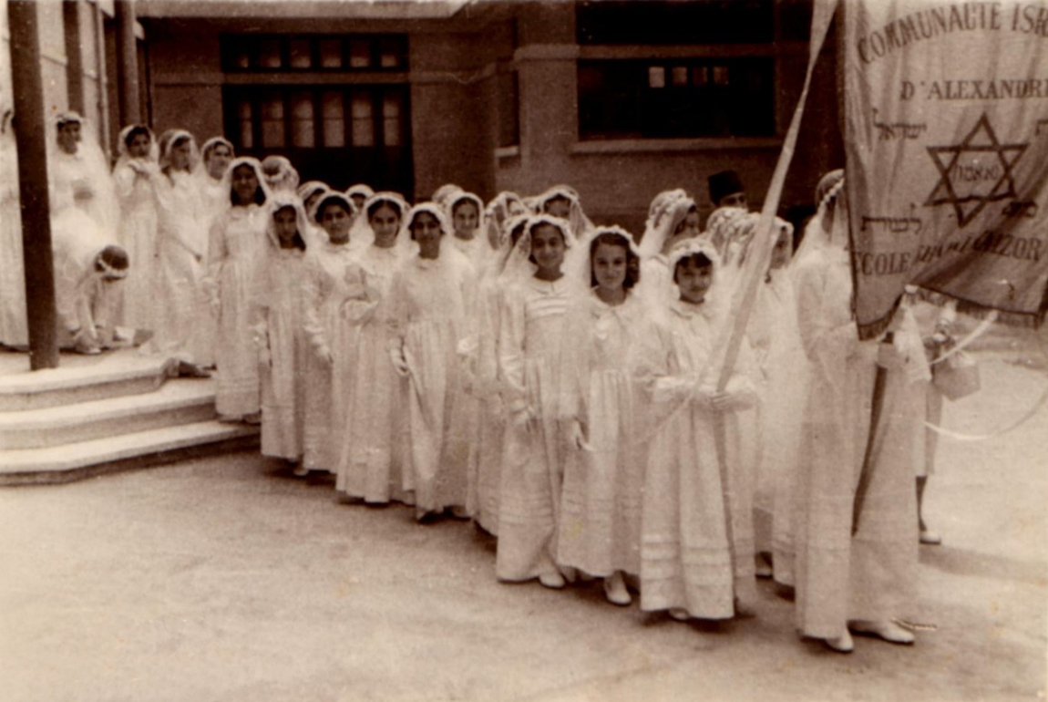 Egyptian_Alexandria_Jewish_girls_during_BatMitzva.jpg