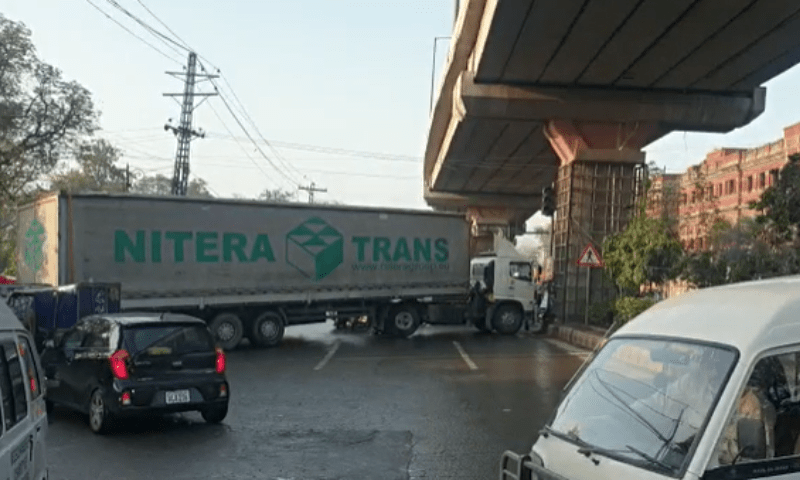 <p>Container placed ahead of the PTI’s rally at Minar-i-Pakistan today, — Screengrab from video provided by Nauman Liaquat</p>