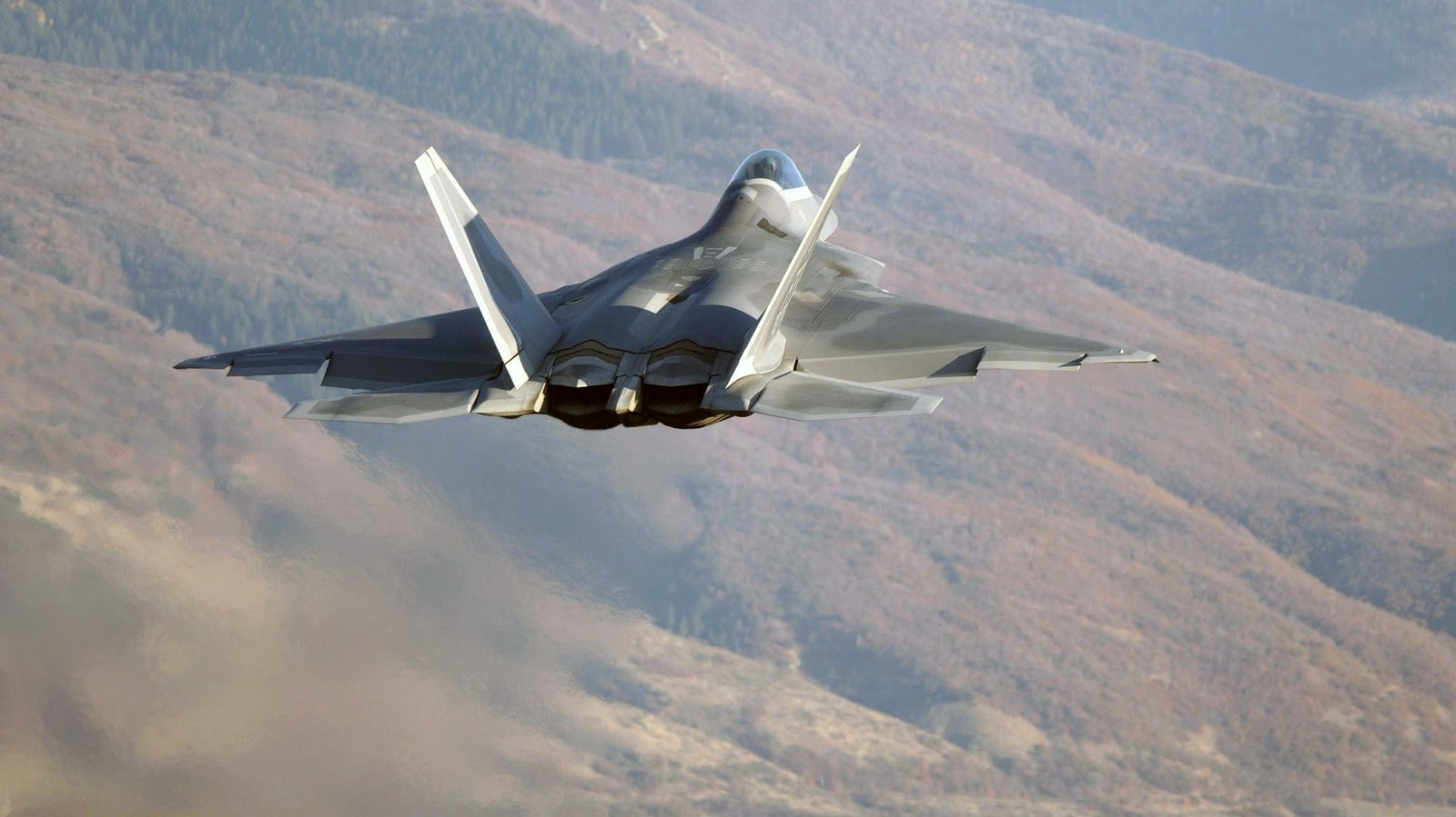 f22_over_the_hills.jpg