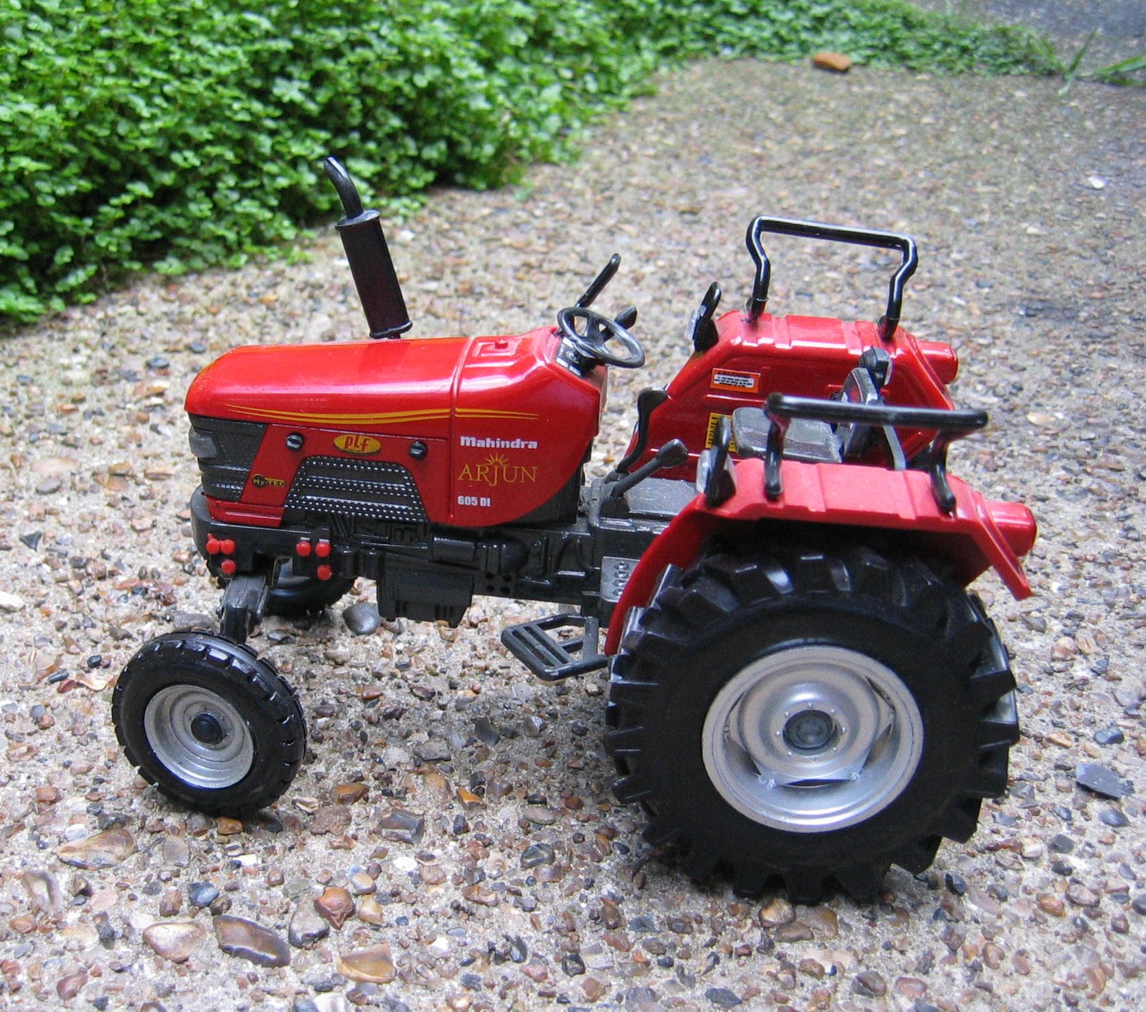 Mahindra_tractor_model2.jpg