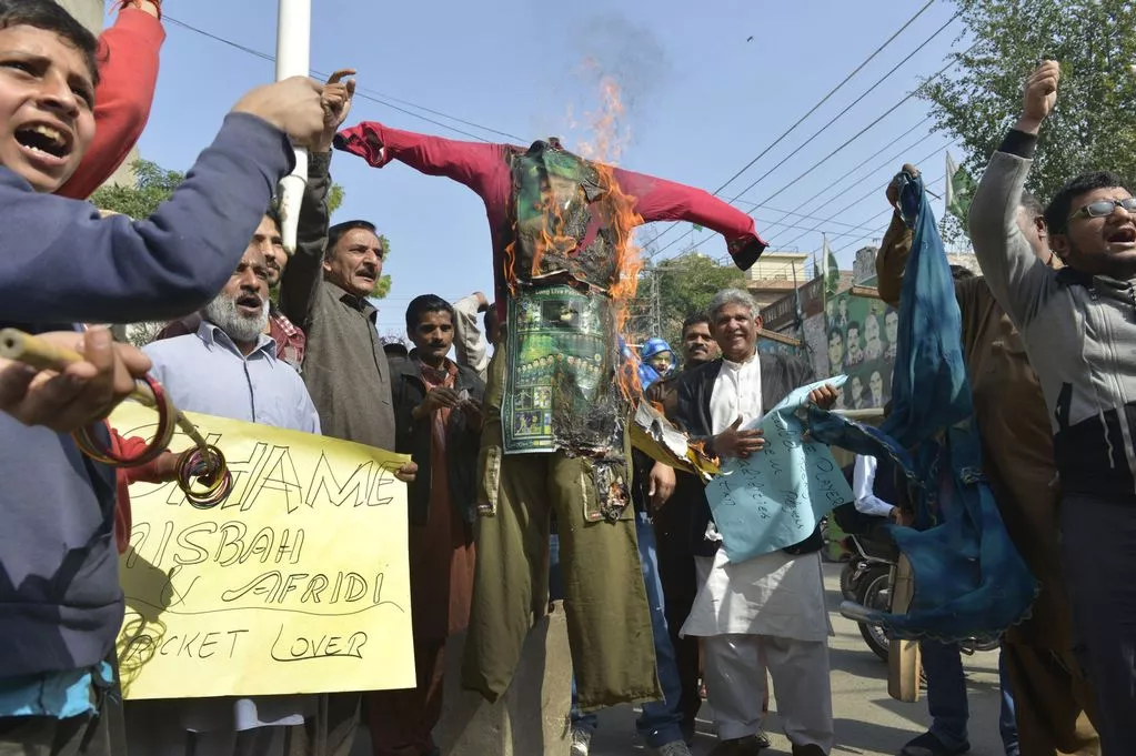 Misbah-ul-Haq-effigy-is-burnt.jpg