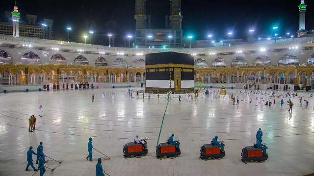 workers cleaning while some pilgrims pray in front of the kaaba at the grand mosque complex in holy city of makkah during annual hajj pilgrimage photo afp