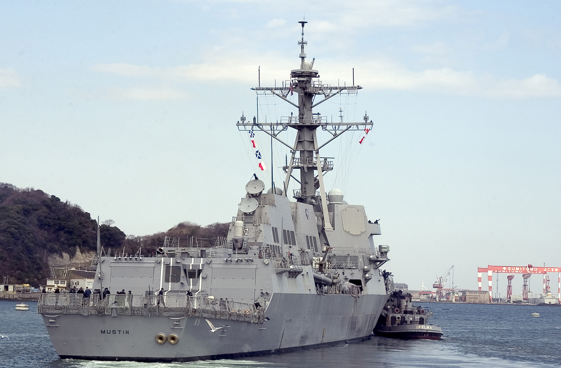 USS_Mustin_%28DDG_89%29_stbd_stern_view.jpg