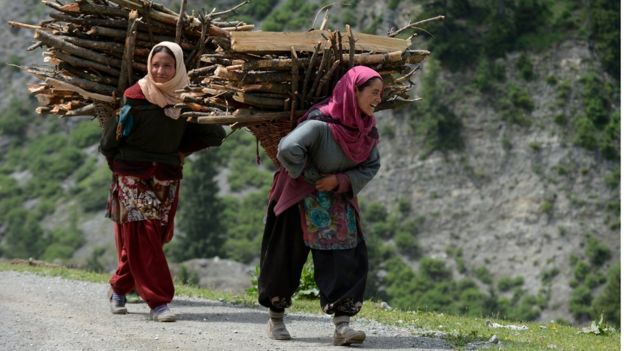 _86667499_kashmir_women_g.jpg