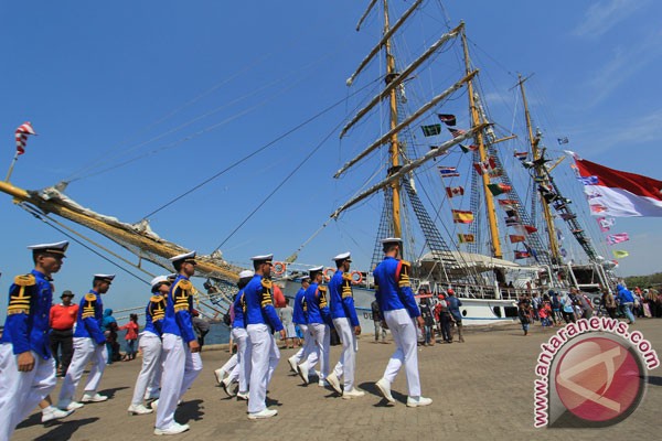 20170828antarafoto-kri-dewaruci-bersandar-di-cirebon-270817-da-5.jpg