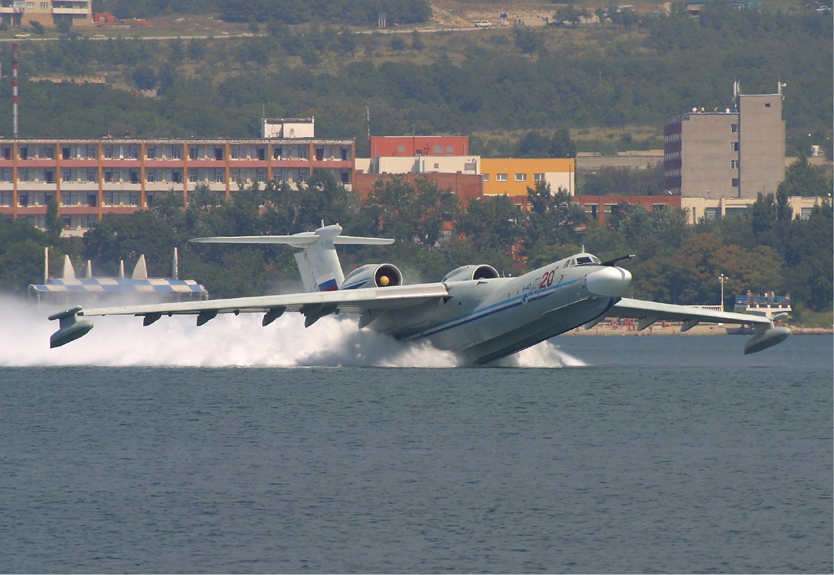 Beriev_A-40_Gelendzhik_2Sept2004.jpg