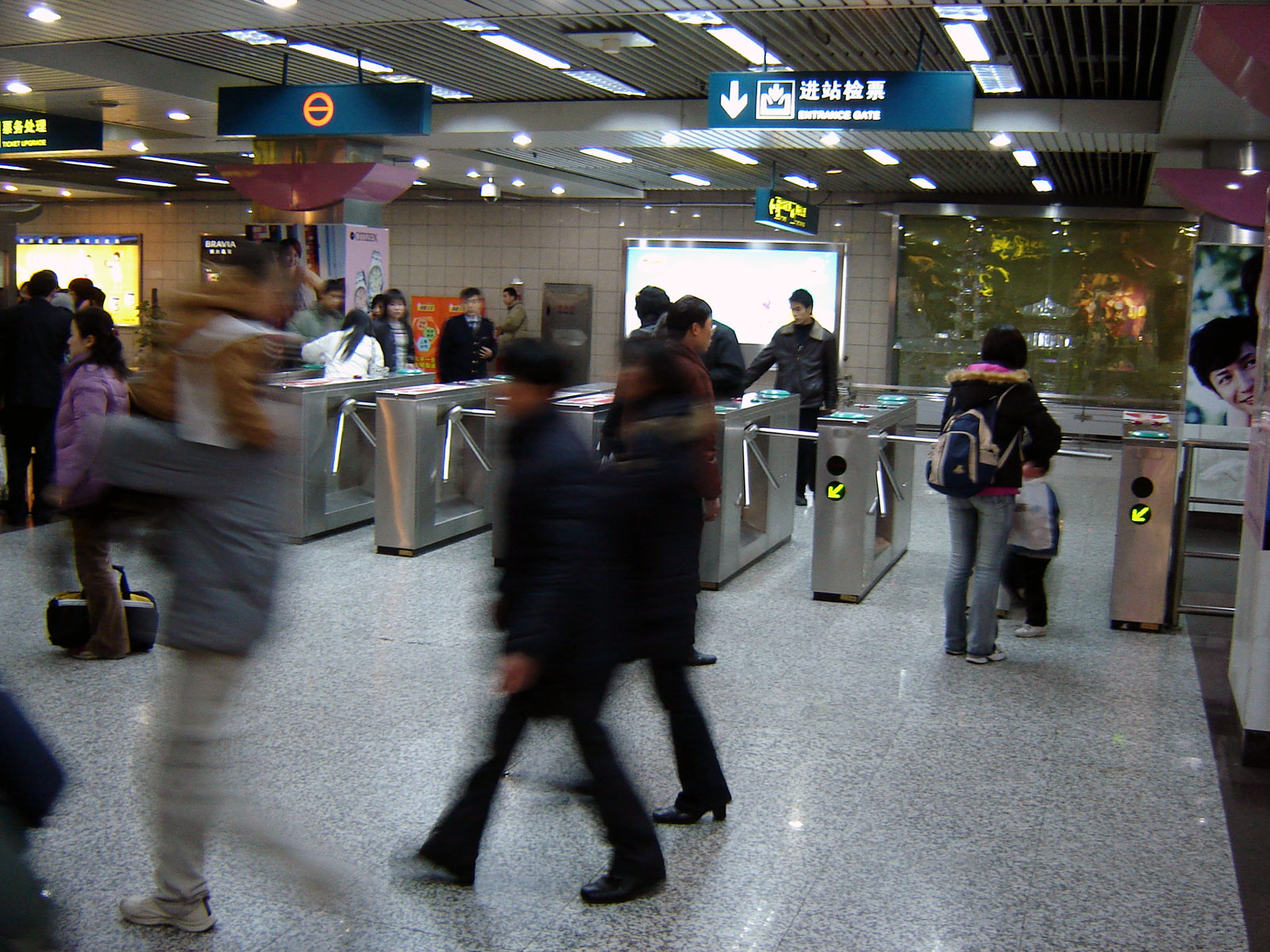 Shanghai_Metro_station_5.jpg