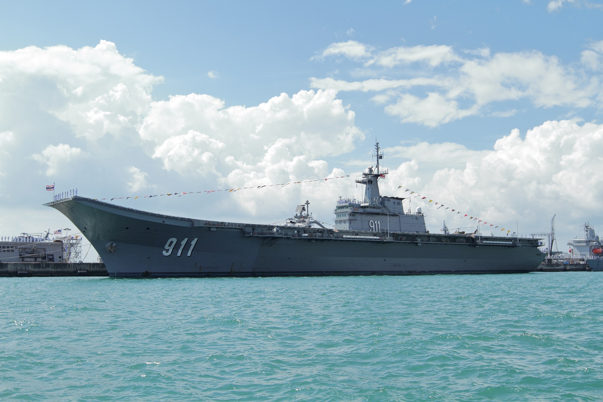 HTMS_Chakri_Naruebet_at_Changi_Naval_Base.jpg